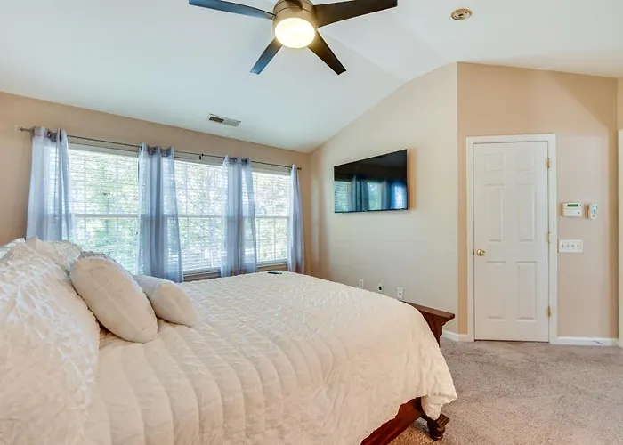Charlotte Townhome With Deck 18 Mi To Downtown!