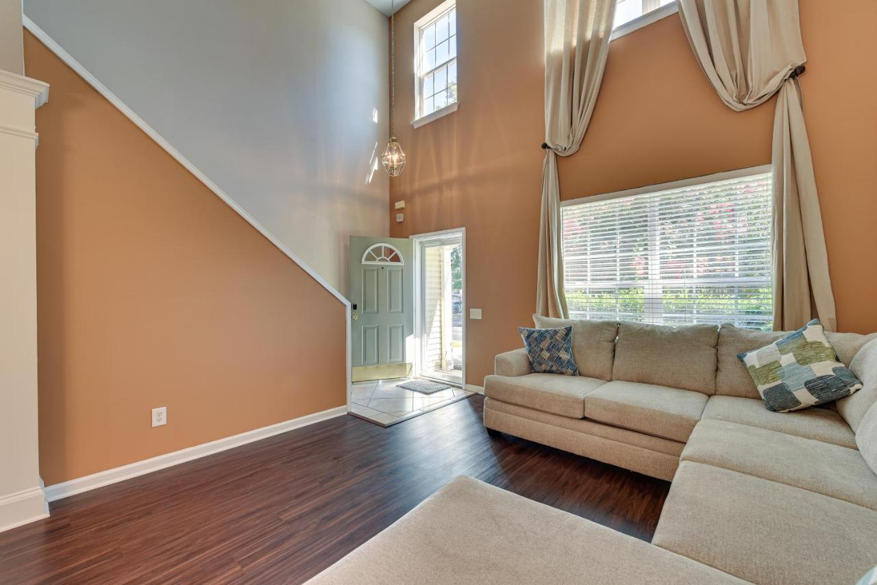 Townhome With Deck 18 Mi To Downtown! Holiday home *