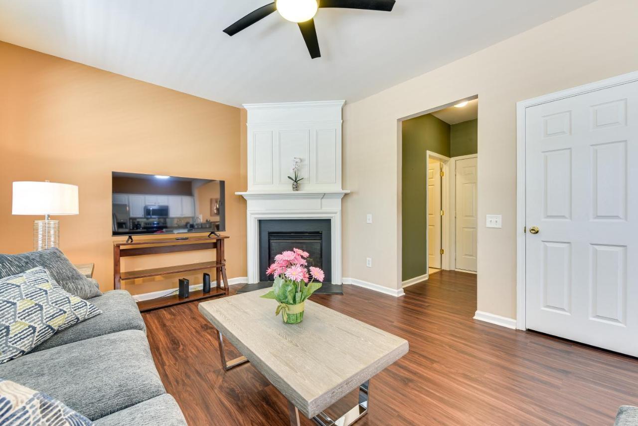 Holiday home Townhome With Deck 18 Mi To Downtown! Charlotte