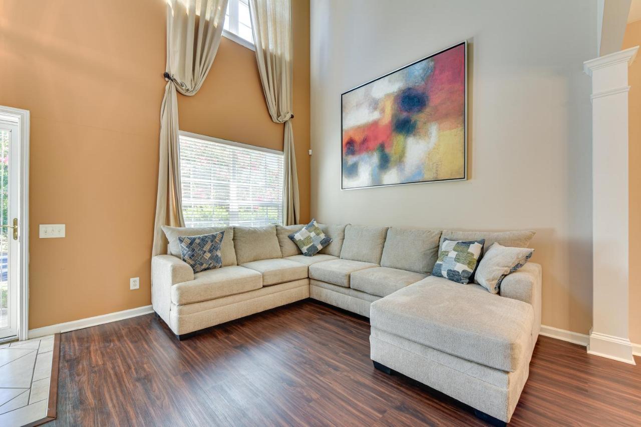 Townhome With Deck 18 Mi To Downtown! Holiday home Charlotte